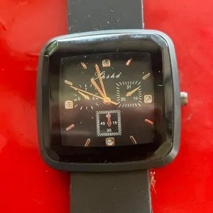 นาฬิกาแฟชั่นสแควร์คู่: สไตล์มินิมอล ตอบโจทย์ทุกเพศ ทุกสไตล์!